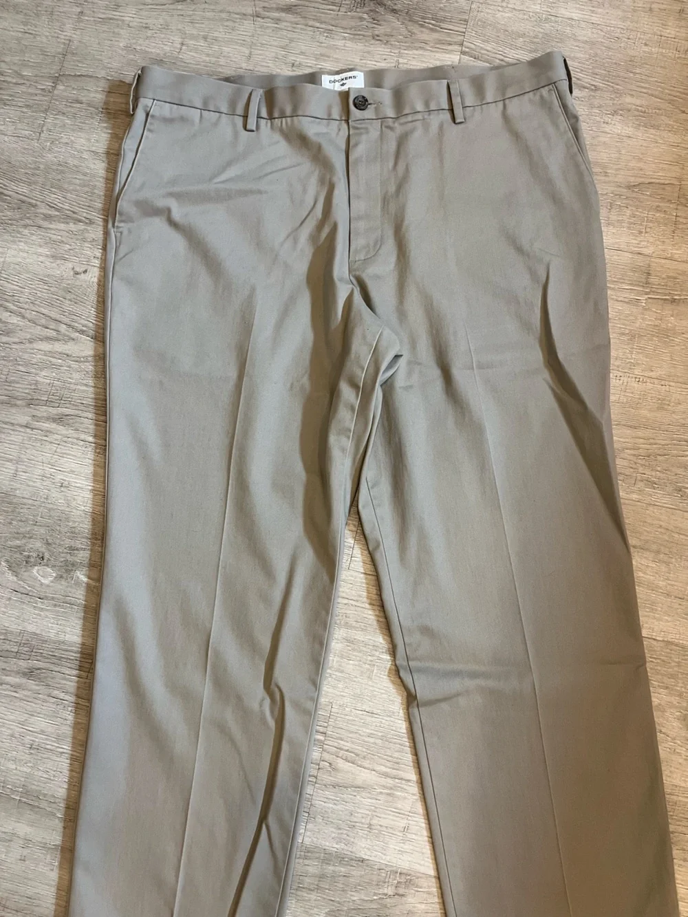 Men's Dockers Dress Chino Pants in Light Khaki 42 x 30